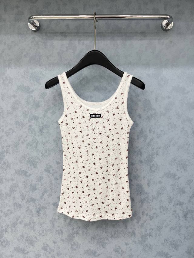 爆款现货 原单品质 Miu Mi*｜25早秋新款圆领花边背心 系列款 不同于传统的正式感 是比较甜美的碎花系的 面料是非常舒适的 做工细节之处见真章 经典又百搭