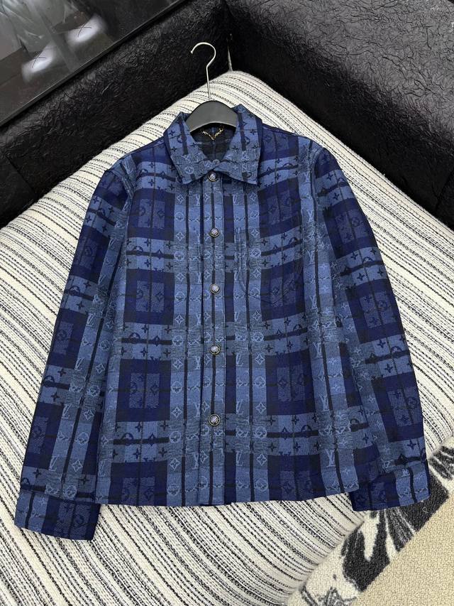爆款现货 原版定制 Lv*｜ 2025新品提花牛仔外套 男女同款 定制Yb进口材质 质感舒适挺括 轻盈好穿 格纹提花装饰 撞色皮牌 展现品牌调性 精致版型 巧妙