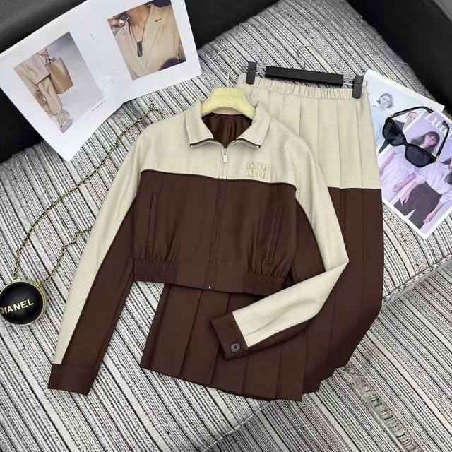 强烈推荐 25年早秋系列 Miu*新款撞色立领短款西装外套搭配撞色压折半身裙套装 字母贴布绣点缀 Sml .