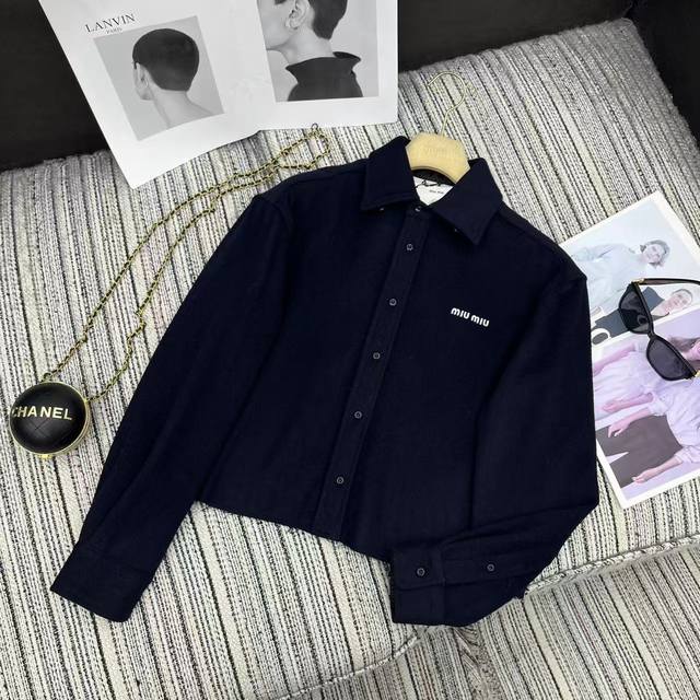 强烈推荐 Miu Mi* 25年秋冬新款 羊毛衬衫式短外套丨独家Yb开发！高版出品！采用100%绵羊毛面料，绒感细腻柔软，短款衬衫式剪裁+微宽松版型，胸前极简微
