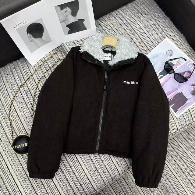 Miumi* 25年秋冬新款 微标毛领羽绒服外套丨独家高版出品！选用90白鹅绒，克重达200G，胸口处单色平绣，羊羔毛立领设计，确保保暖性能卓越，绒子经过严格筛