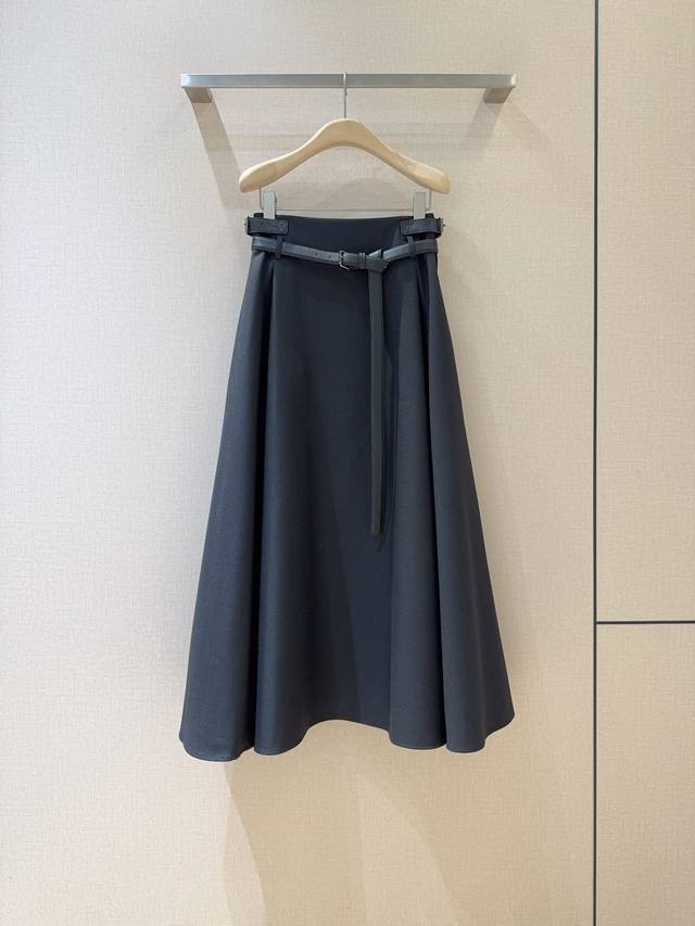D家新款半裙 中长款半裙，高腰设计搭配A字版型，腰头隐形拉链开合，搭配装饰腰带，超大裙摆超显腿长，可搭配系列衬衣 T桖，上身轻松穿搭，可以穿出多样风格 码数：S