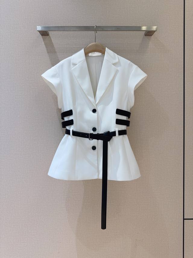 Di*O*R新品推荐 白色短袖西装，选用100%polyester用料，利落翻领搭配个性腰带，简约中暗藏酷感细节。束腰设计勾勒身形，随性长带增添时尚张力，轻松拿