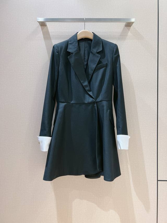 Ma*Xmar*A秋冬新款～ 时尚的尽头是极简黑色永不过时的，黑白撞色满满的高级感，干净利落的裁剪，仿佛雕琢而出，挺阔的A一Line廓形，有着令人心动的柔美线条