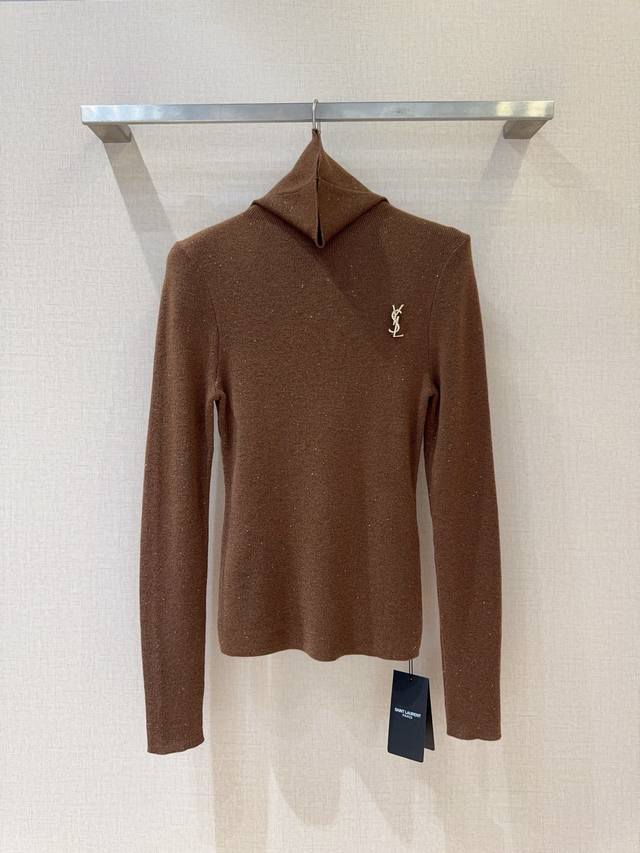 圣罗兰高领亮片针织衫新品推荐 采用高领设计，能很好地修饰颈部线条并保暖；针织面料中点缀着细闪亮片，在光线照射下呈现出低调的奢华感；胸前有标志性的Ysl金属Log