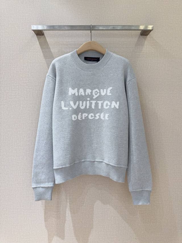 Louis Vuitton 针织衫新品推荐 采用圆领设计，针织材质使其兼具保暖性与时尚感，适合日常穿搭或打造轻奢风格造型。男女同款哦[微笑][微笑][微笑] 码