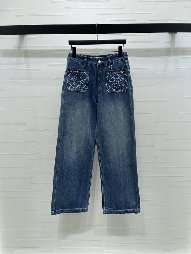 上新原单高端品质 Chane* 2025秋冬最新系列！高腰菱格刺绣双C直筒牛仔裤！定制Yb斜纹棉牛仔面料，透气性佳，柔软亲肤，高腰系扣直筒长裤剪裁，口袋菱格双C