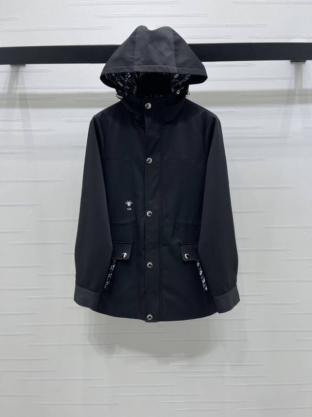 上新原单高端品质 Dio* 2025秋冬最新系列！连帽抽绳风衣外套！定制进口全棉风衣材质，挺括有型，质感高级，中长款风衣外套，连帽抽绳正肩设计，打造挺拔身姿和休