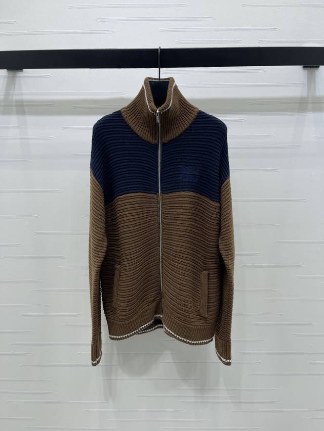上新原单高端品质 Miumi*2025秋冬最新系列！撞色立领拉链长袖开衫！定制羊毛纱线织造 质感高级 舒适柔软 针织开衫剪裁 立领领口更保暖有设计感 通体细密坑