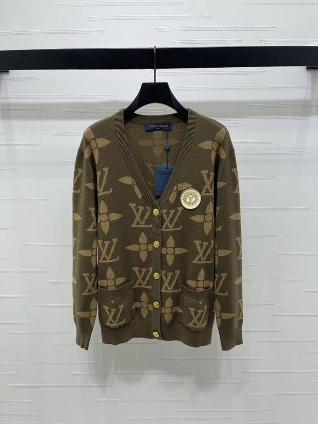 上新原单高端品质Louis Vui*Ton 2025秋冬最新系列！提花V领针织开衫！定制羊毛纱线织造 质感高级舒适 V领开衫剪裁 通体装点标志性四叶草元素字母徽