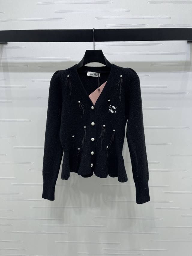 上新原单高端品质 Miumi*2025秋冬最新系列！鱼尾钉珠针织V领开衫！定制羊毛纱线织造 质感高级舒适 针织V领开衫剪裁 通体装点珍珠羽毛装饰 胸前刺绣字母徽