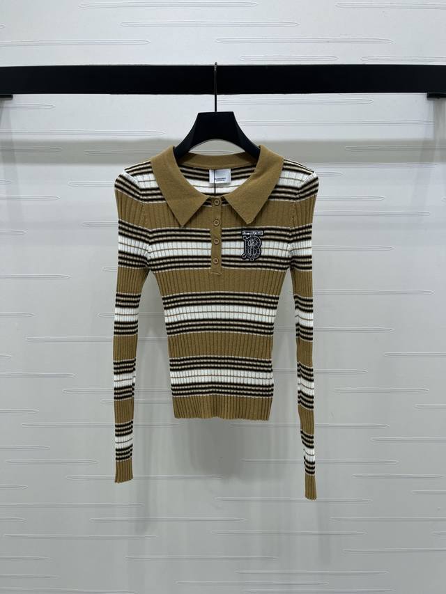 上新原单高端品质 Burberr* 2025秋冬最新系列！翻领条纹针织长袖！定制羊毛纱线织造 质感舒适 透气好穿 翻领长袖剪裁 通体条纹交织 半开襟调节可恰当露