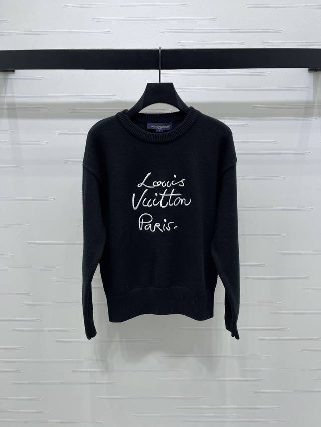 上新原单高端品质Louis Vui*Ton 2025秋冬最新系列！圆领刺绣字母针织长袖毛衣！定制羊毛针织材质 质感高级 舒适柔软 领口袖口螺纹包边与衣摆相呼应