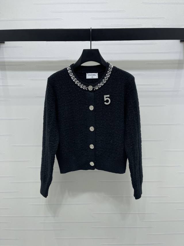 上新原单高端品质 Chane* 2025秋冬最新系列！重工钉珠针织开衫！定制羊毛纱线织造，密度细针织造，清晰毛感肌理，舒适亲肤，圆领正肩开衫剪裁，领口环绕一周，