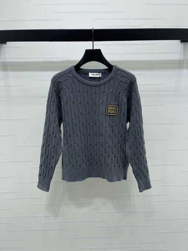 上新原单高端品质 Miumi*2025秋冬最新系列！麻花编织套头长袖毛衣！定制羊毛纱线织造 质感高级 挺括有型 通体麻花钩针纹理 突出温柔气质 袖口和衣摆弹力弹