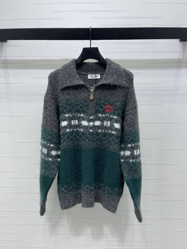 上新原单高端品质 Miumi*2025秋冬最新系列！雪花翻领长袖毛衣！定制羊毛马海毛针织材质，柔软细腻，质感舒适，翻领长袖剪裁半开襟拉链，单侧胸口标志性徽标装饰