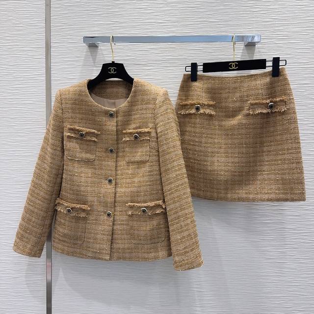 Chane* 2025Fw新款套装 小香风法式 经典造型 一眼就爱上了，版型设计能很好的修饰颈部线条，上身气质立马提升，定制纽扣，版型上身巨好看，颜色超显白 S