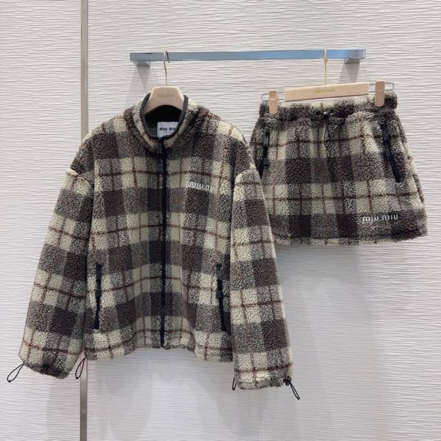 Miu Mi*2025Fw新款套装 时髦低调气质又奢华高级！版型百搭不挑人，定制科技面料 做工品质看细节。白富美必入！强烈推荐。Sml S外套 胸围122 肩宽