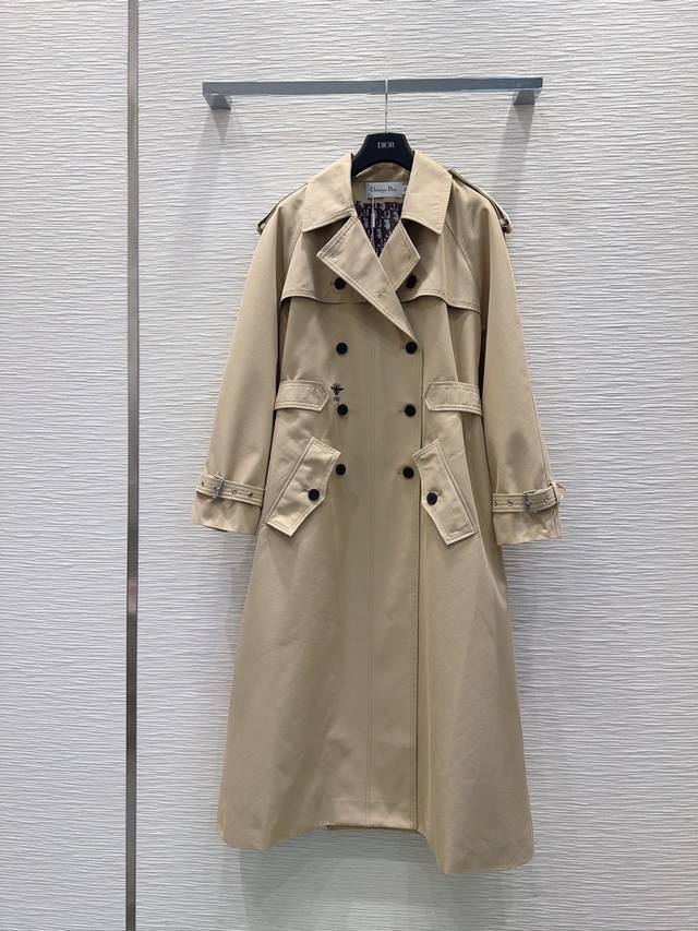 Christian Dio* 2025Fw新款风衣外套 英伦风气质 经典款设计 上身精致又干练得体，搭配起来随心应手！定制的进口面料挺括有型 满满的高级感。质感