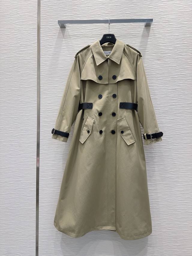 Christian Dio* 2025Fw新款风衣外套 英伦风气质 经典款设计 上身精致又干练得体，搭配起来随心应手！定制的进口面料挺括有型 满满的高级感。质感