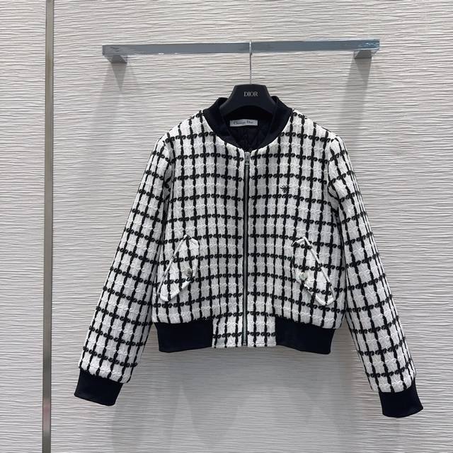 Christian Dio* 锁定2025Fw最新品百搭时尚外套 经典又有型 自带气场 面料质感很奈斯 时髦又高级 颜色超级正 上身显白又显瘦 自带酷帅感的系列