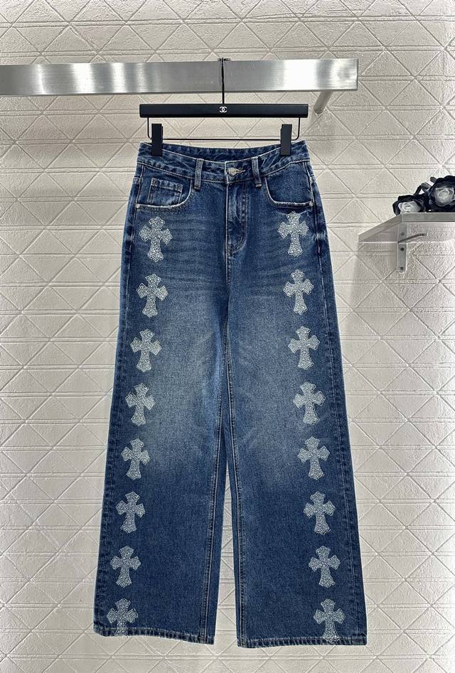 Chrome Heart*2025新品上架 烫钻牛仔十字架长裤 定制Yb斜纹棉牛仔材质，酵素水洗，质感恰到好处的深蓝磨白复古感，高腰阔腿长裤版型，裤腿外侧规则对