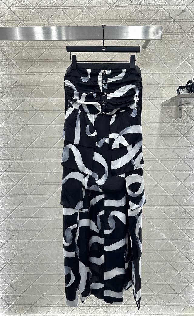 Chane*2025新品上架 丝带印花抹胸连衣裙 定制Yb进口丝绸材质，质地轻薄舒适，飘逸轻盈，平口抹胸连衣裙剪裁，露出迷人锁骨，修饰肩部线条，成衣以活性印花工