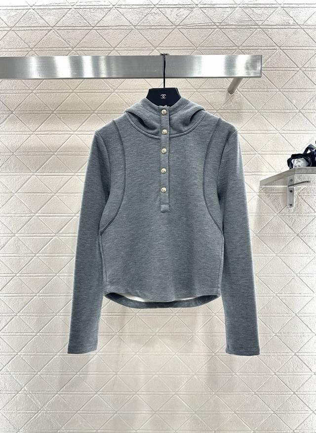 Miumi*2025新品上架 半开襟连帽上衣长裤套装 定制Yb进口羊毛混纺材质，质感光泽，舒适保暖，修身连帽纽扣半开襟调节，肩袖撞色走线形成轮廓，襟扣点缀字母徽