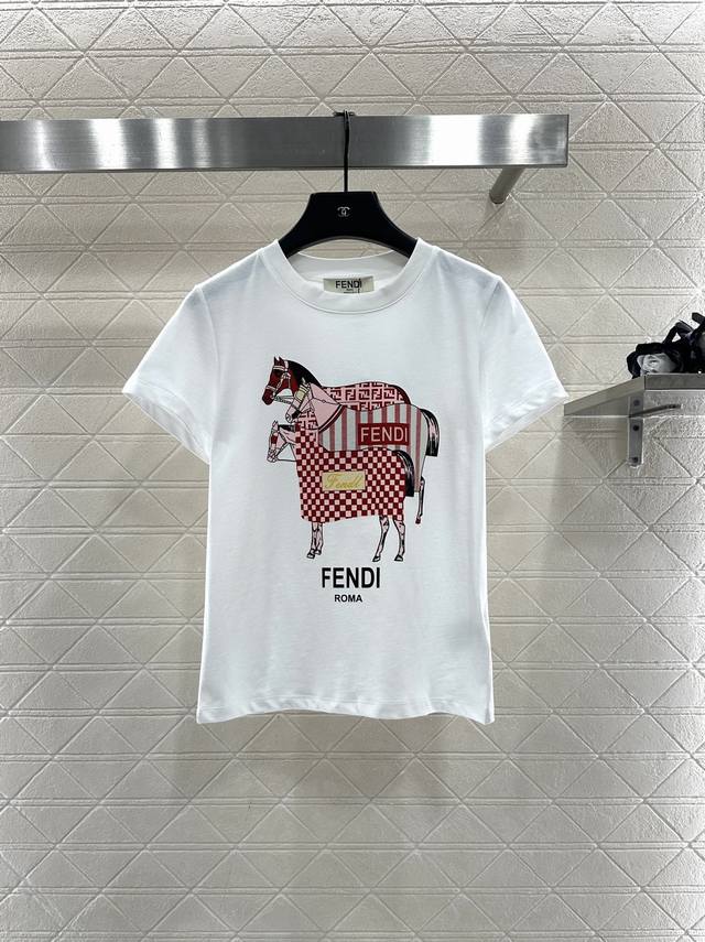 Fend*2025新品上架 圆领赛马印花 定制Yb斜纹全棉材质，质感细腻，透气舒适，常规短袖T恤裁剪，凸显品牌格调，采用克重纯棉制成，垂坠感十足，呈现显瘦视觉效