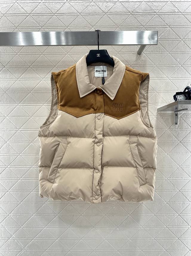 Miumi*2025新品上架 翻领拼接撞色羽绒马甲 定制Yb进口防风防水尼龙材质，羽绒填充内里，整件轻盈保暖，翻领时尚羽绒马甲，暖和不显臃肿，穿搭性更强。长方格