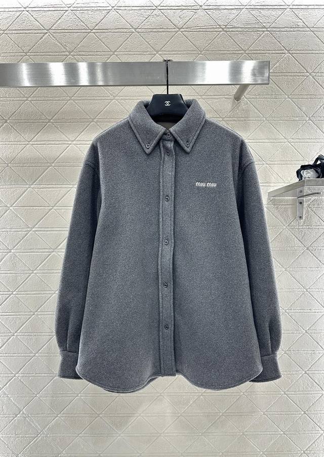 Miumi*2025新品上架 羊毛呢衬衫外套 定制Yb进口羊毛呢材质，质感细腻，穿搭舒适保暖，翻领衬衣版型，成衣落肩设计宽松廓形更松弛，满满男友风，胸前字母徽标
