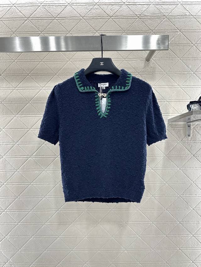 Chane*2025新品上架 翻领撞色针织短袖 25Coco滑雪系列#定制Yb羊毛纱线织造，质感高级，舒适柔软，翻领针织短袖剪裁，走线撞色领边半开襟设计，配合水
