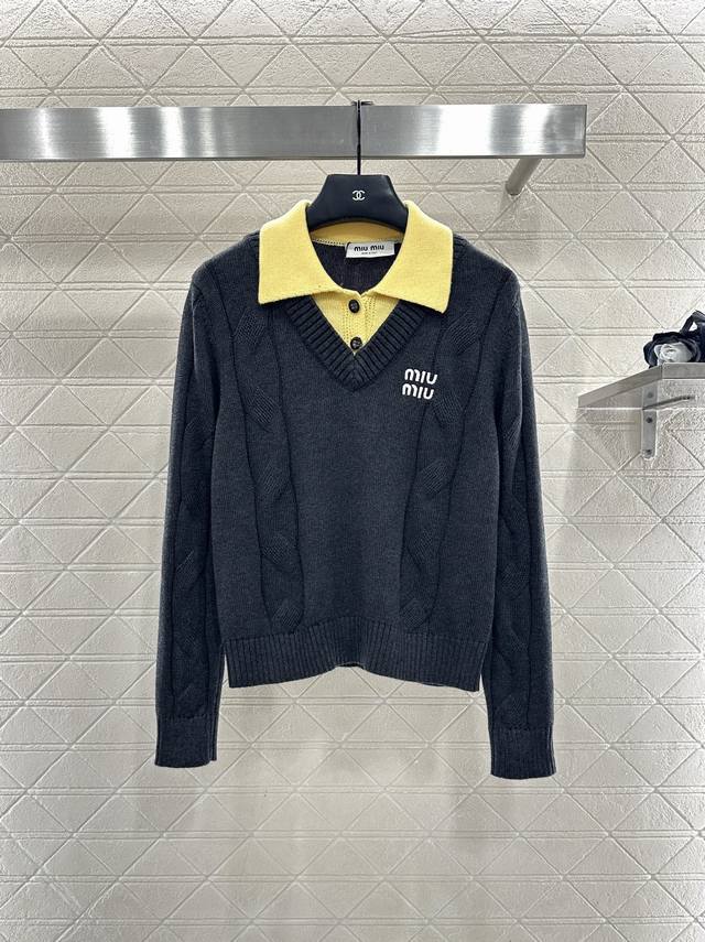Miumi*2025新品上架 撞色假两件针织上衣 定制Yb羊毛纱线织造，亲肤舒适，柔软有质感，翻领针织长袖版型，纽扣半开襟领边处理，露出拼接撞色，外层竖列麻花钩