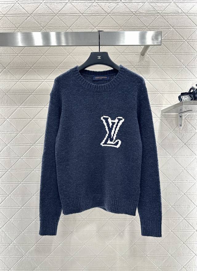 Louis Vuitto*2025新品上架 提花针织套头毛衣 定制Yb羊毛纱线织造，工艺处理，肌理明显，细密针织套头毛衣版型，以弹力坑条螺纹包边收窄，胸前提花字