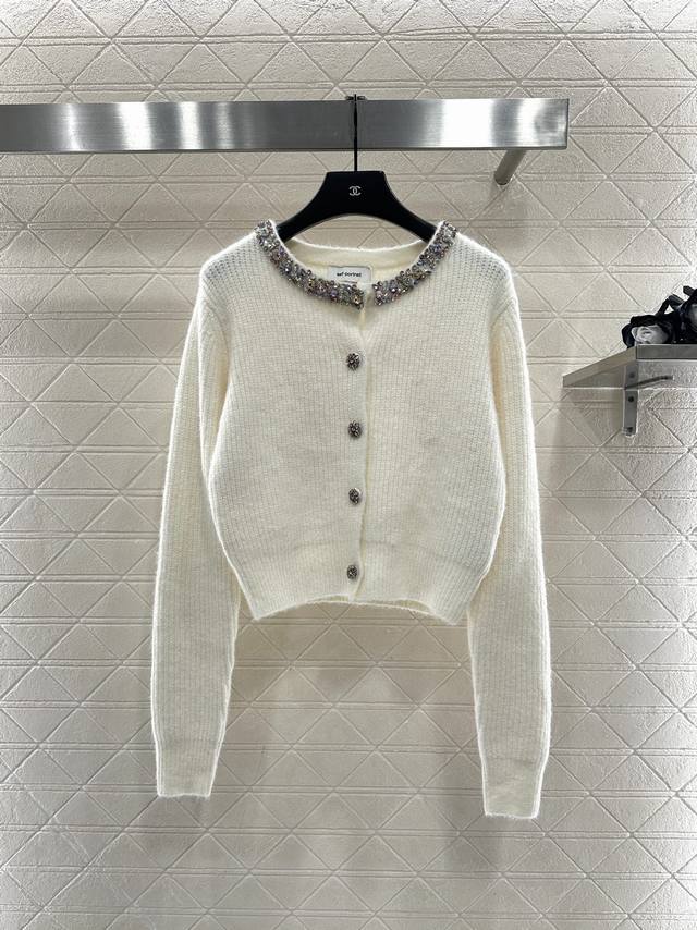 Self portrai*2025新品上架 重工钉珠针织开衫 定制Yb羊毛纱线织造，密度细针织造，清晰毛感肌理，舒适亲肤，圆领正肩开衫剪裁，领口环绕一周，以密集