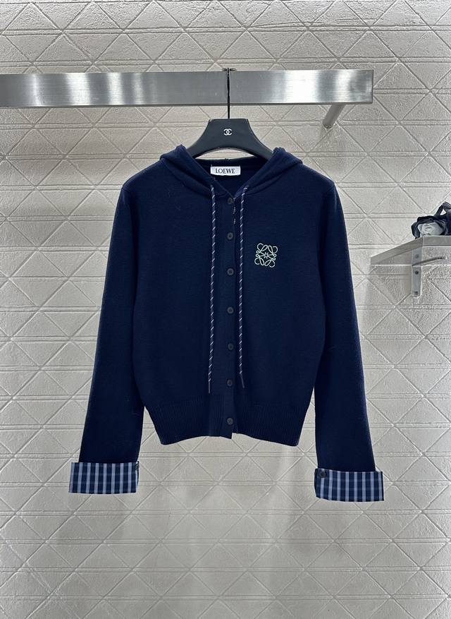 Loew*2025新品上架 连帽针织开衫 定制Yb羊毛纱线织造，柔软亲肤，舒适弹力，连帽针织开衫剪裁，全开襟领口随意调节，恰当露肤，美化头肩比例更显瘦，大身细腻