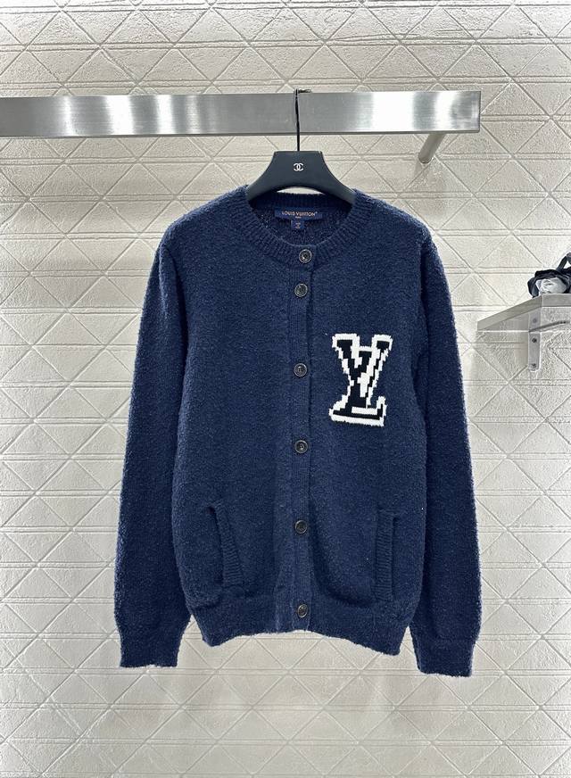 Louis Vuitto*2025新品上架 提花针织开衫 定制Yb羊毛纱线织造，工艺处理，肌理明显，针织开衫版型，成衣纽扣装饰开襟，以弹力坑条螺纹包边收窄，胸前