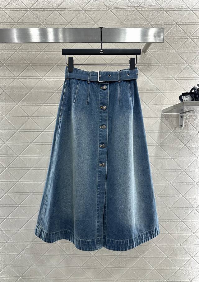 Dio*2025新品上架 牛仔腰带伞裙 定制Yb斜纹棉牛仔材质，质感细腻，穿搭有型，高腰微A外扩伞状中长半裙版型，通体酵素水洗均匀染色，复古深蓝做旧磨白变化纹理