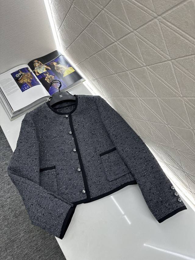 Dio*2025新品上架 粗纺单西装外套 定制Yb进口丝绵材质，质感光泽，肌理明显，品相上乘，撞色包边延伸至前襟，与对称口袋和袖边呼应，正肩纽扣单西外套，通体肌