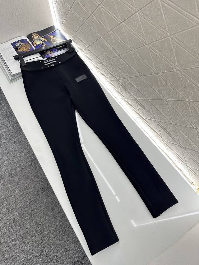 Mm6*2025新品上架 字母织带高弹打底裤 定制Yb进口高弹力材质，弹力舒适，打底裤版型，弹性十足，提臀修身，腰间字母徽标提花装饰，与胯部呼应，适配各种风格的