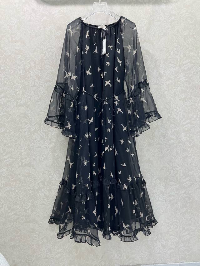 Zimmerman*兹 默曼 25新款荷叶边宽松连衣裙 领口细绳又以细腰绳收腰点缀 新款澳洲设计师品牌30D料质地材质 满身小燕子印花 裙身饰有精致的花边贴花打