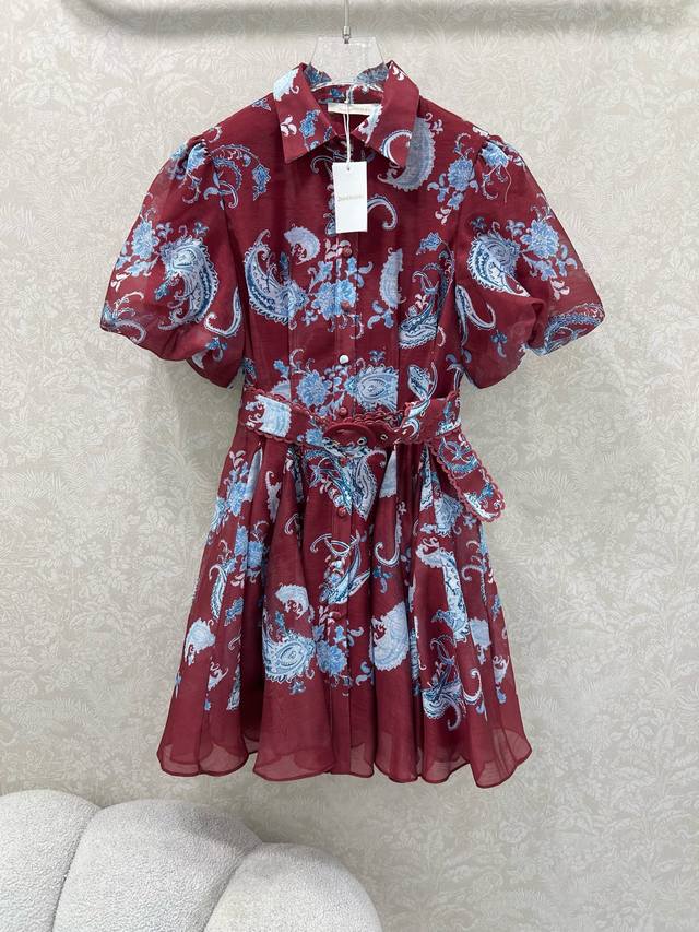 Zimmerman*兹 默曼25新款花苞短袖收腰连衣裙 选用亚麻面料制成，翻领单排扣设计 本布包扣和公主泡泡袖 整件特色火龙花印花 下摆超大摆宽松的阔裙摆剪裁，