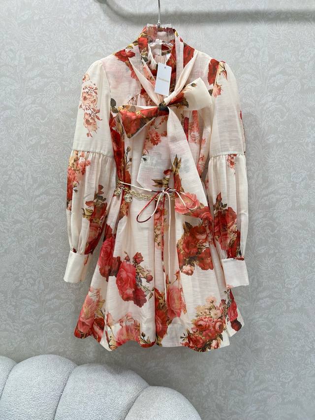 Zimmerman*兹 默曼 25新款翻领灯笼袖宽松印花连衣裙 搭配本布飘带 小立领和灯笼袖设计 超吸睛让人眼前一亮 袖口拉链泡泡袖 配送定制山茶花金属腰链以及