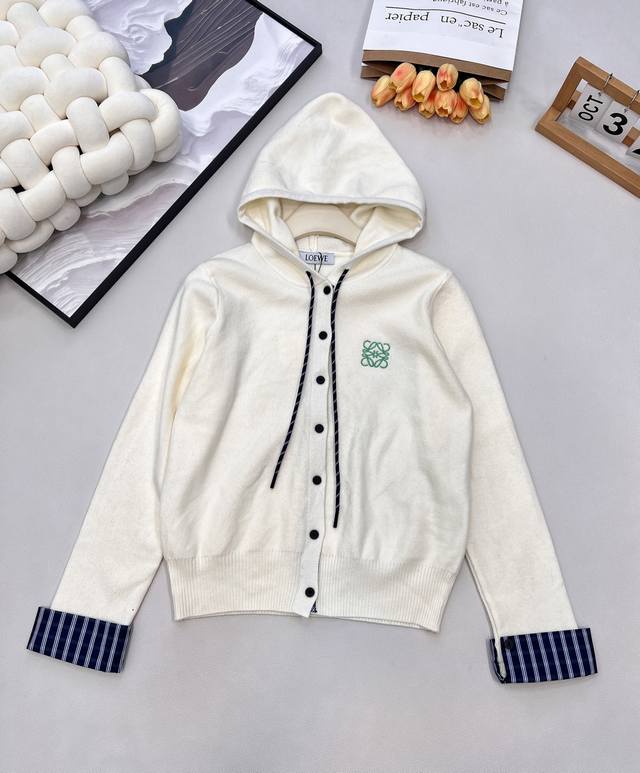 Loewe2025新款连帽针织开衫，定制Yb羊毛纱线织造，柔软亲肤，舒适弹力，连帽针织开衫剪裁，全开襟领口随意调节，恰当露肤，美化头肩比例更显瘦，大身细腻肌理，