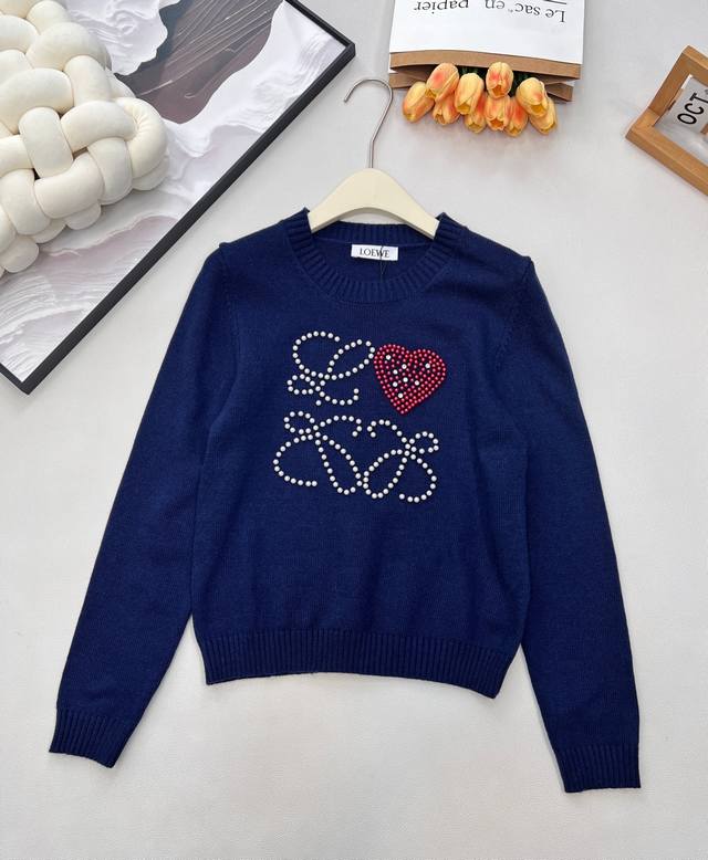 Loewe 胸前串珠大Logo字母长袖针织衫 减龄又时尚高级百搭不挑人，穿出街简直太好看了 随意又不失时髦度各种体型都可以轻松驾驭，定制面料敲舒服实穿率超高 质