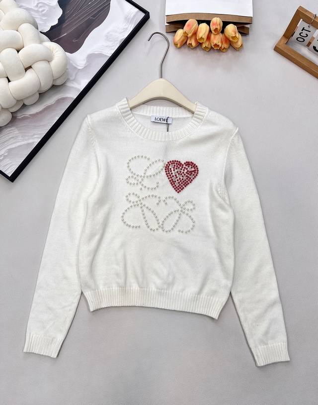 Loewe 胸前串珠大Logo字母长袖针织衫 减龄又时尚高级百搭不挑人，穿出街简直太好看了 随意又不失时髦度各种体型都可以轻松驾驭，定制面料敲舒服实穿率超高 质