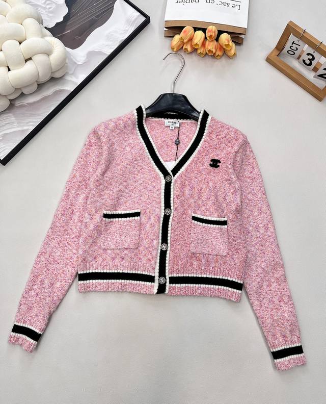 Chanel 小香新款中古羊毛毛衣..大爆款 绝绝子啊这件！采用混纺面料 手感摸起来太太太舒服了！！弹力也很好 毛茸茸上身简直不要太舒服！领口前有个小香的标志！