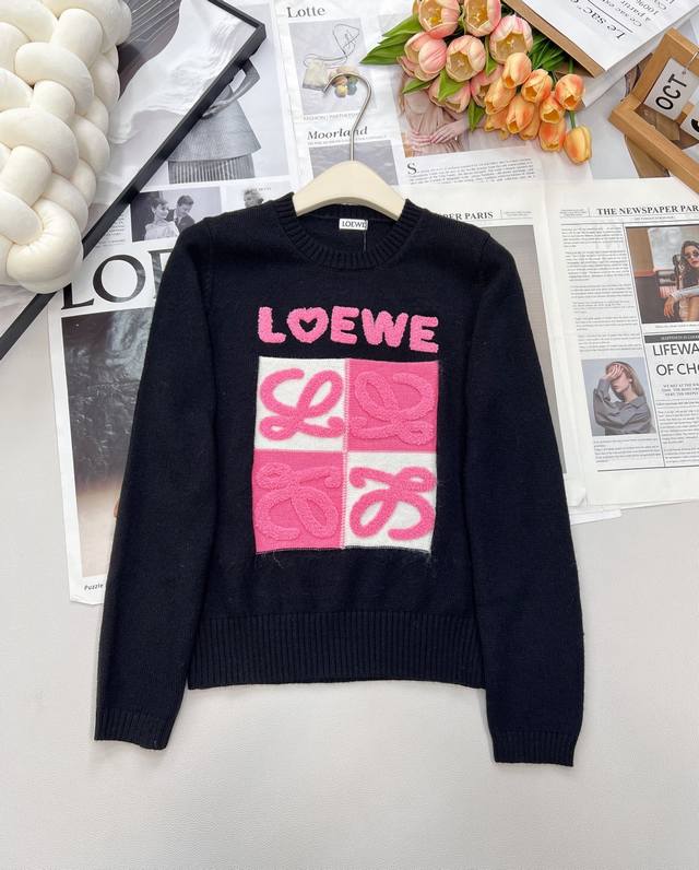 Loewe 胸前粉色大Logo字母长袖针织衫 减龄又时尚高级百搭不挑人，穿出街简直太好看了 随意又不失时髦度各种体型都可以轻松驾驭，定制面料敲舒服实穿率超高 质