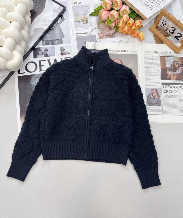 Dior 秋冬菱格立领后蝴蝶刺绣拉链羊毛外套 经典藤条纹纹路清晰 毛绒紧密厚实 宽松廓形 简约舒适经典款 这款开衫饰以标志性的超大藤格纹图案 采用白色羊毛羊绒混