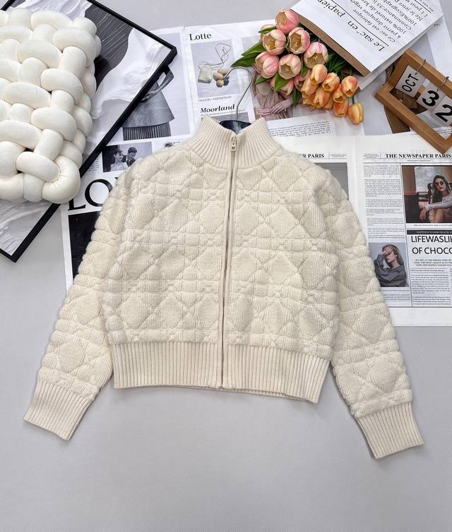 Dior 秋冬菱格立领后蝴蝶刺绣拉链羊毛外套 经典藤条纹纹路清晰 毛绒紧密厚实 宽松廓形 简约舒适经典款 这款开衫饰以标志性的超大藤格纹图案 采用白色羊毛羊绒混